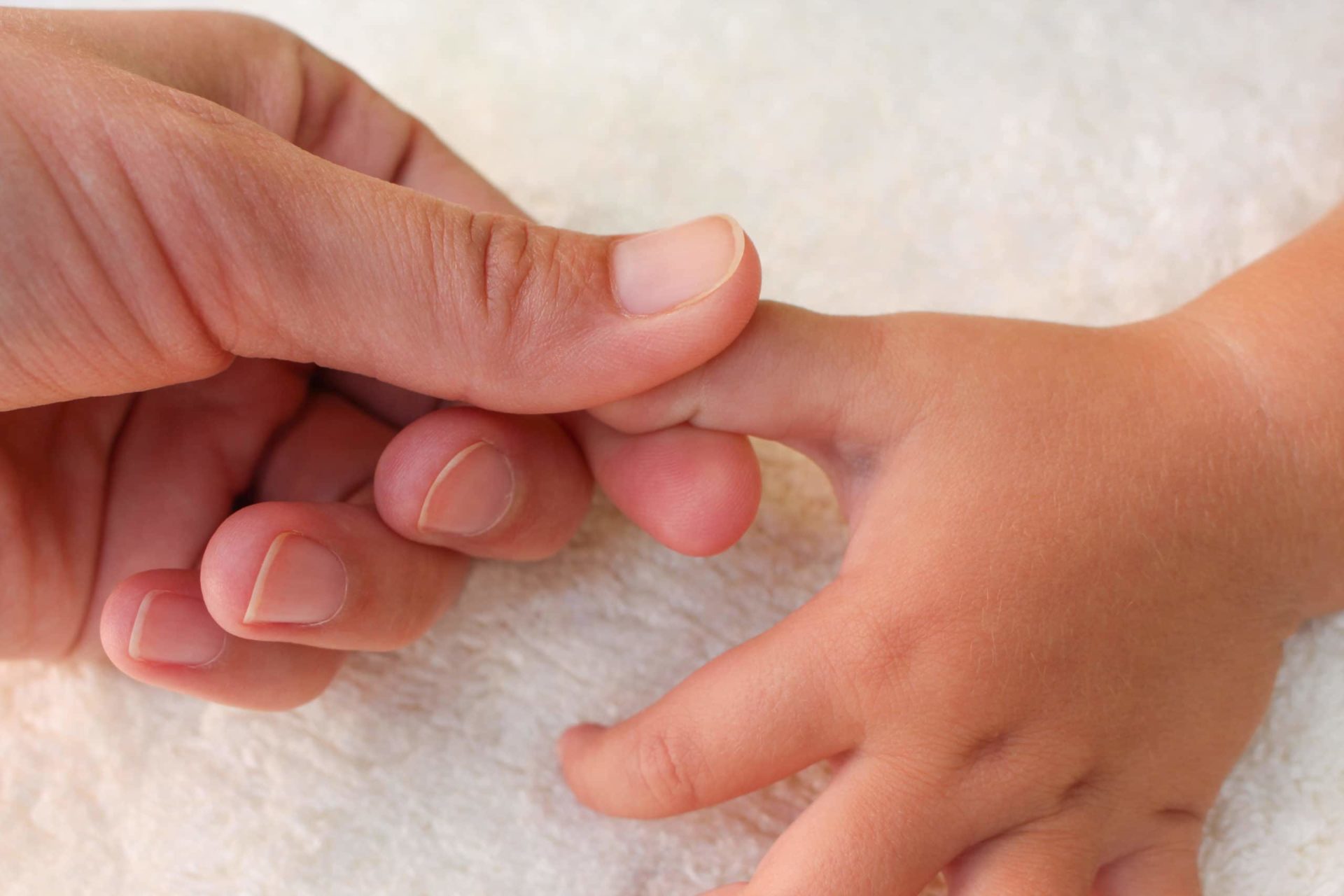 Ввести пальчики. Массаж рук младенцу. Массаж пальцев рук. Массаж пальцев для детей. Массаж рук для детей.