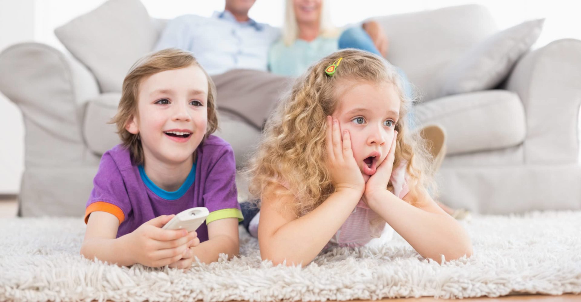 Пока родители смотрят телевизор. Семья дети удивление. Семья смотрит телевизор. Родители детей билингвов.